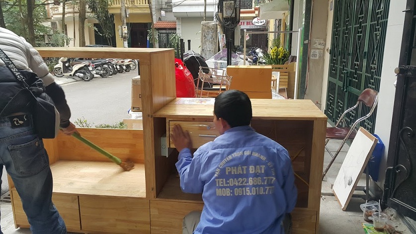 chuyển đồ ra xe tải