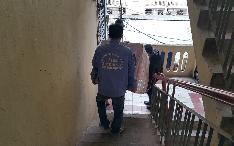 chuyển đồ xuống cầu thang