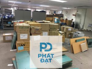 Các tủ tài liệu, bàn ghế được đóng gói cẩn thận