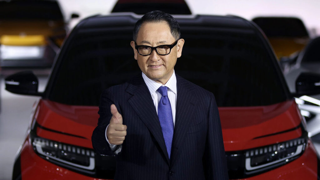 Chủ tịch Toyota khẳng định – Xu hướng xe điện chỉ là “bong bóng”