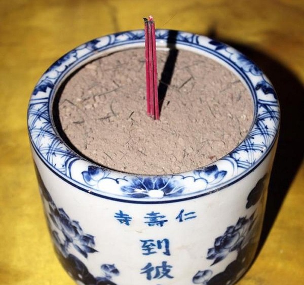 Chuyển nhà có nên mang theo bát hương không?